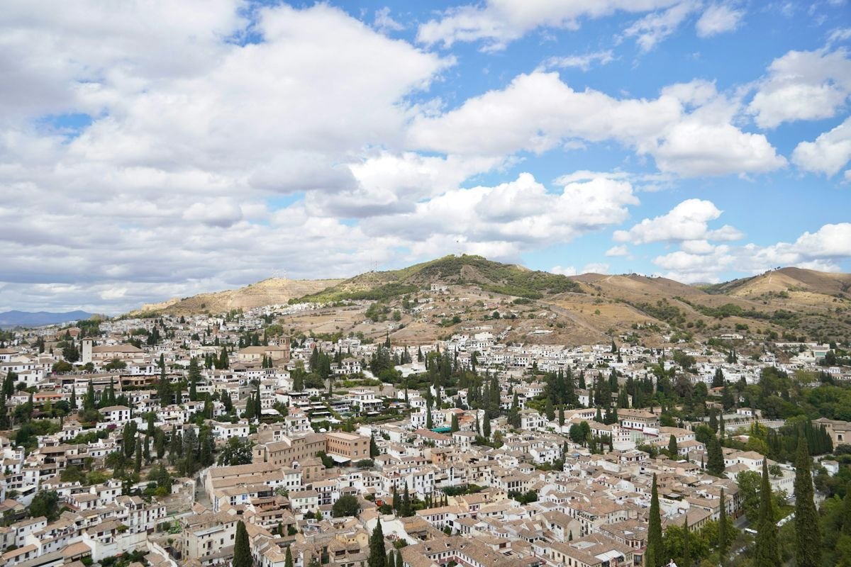 Vista general de una ciudad andaluza de casas blancas al pie de los montes