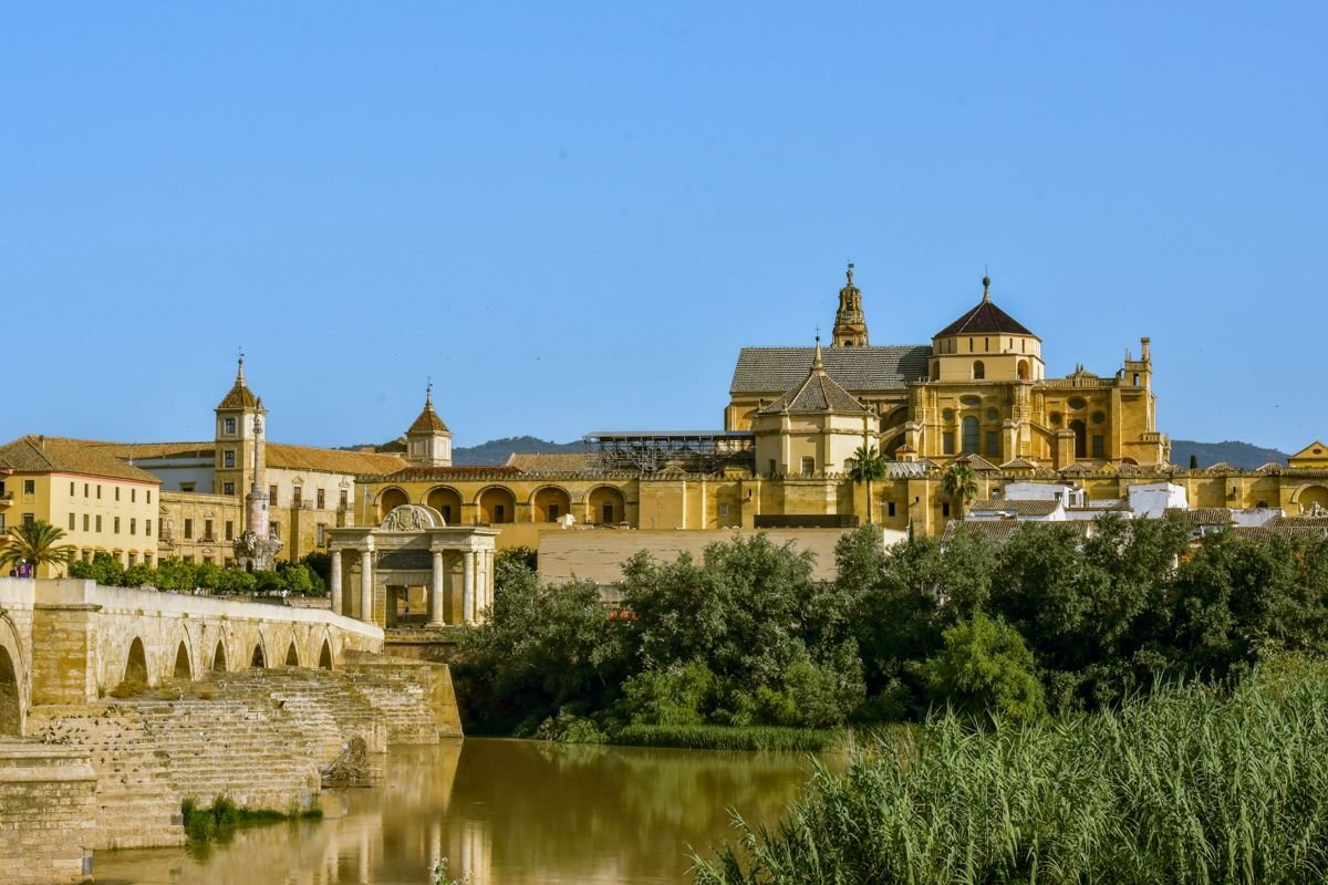 Puente romano de Córdoba sobre el Guadalquivir con la Mezquita-Catedral al fondo
